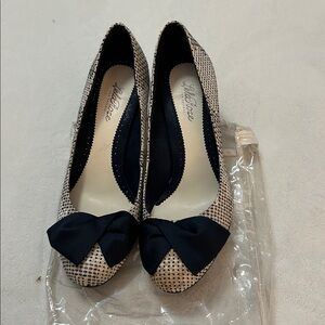 Lela Rose Beige and Black Bow Pointed Toe Heels